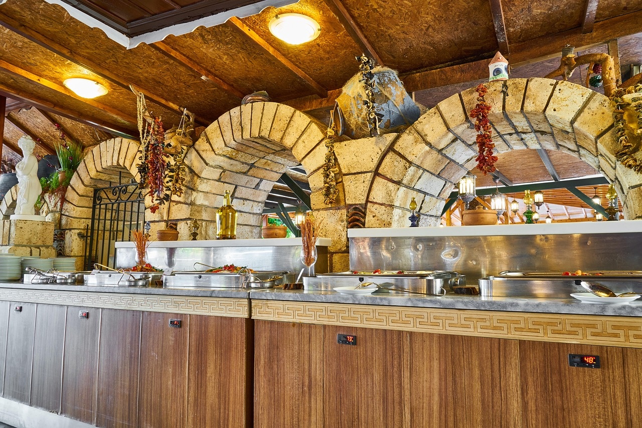 Buffetbereich mit warmem Licht und Steinbögen