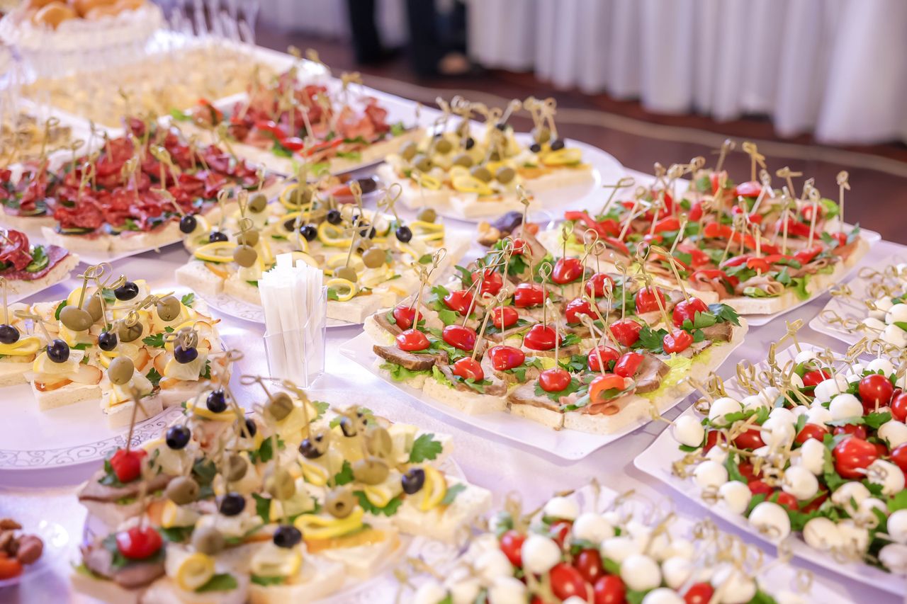 Großzügiges Buffet mit frischen Speisen