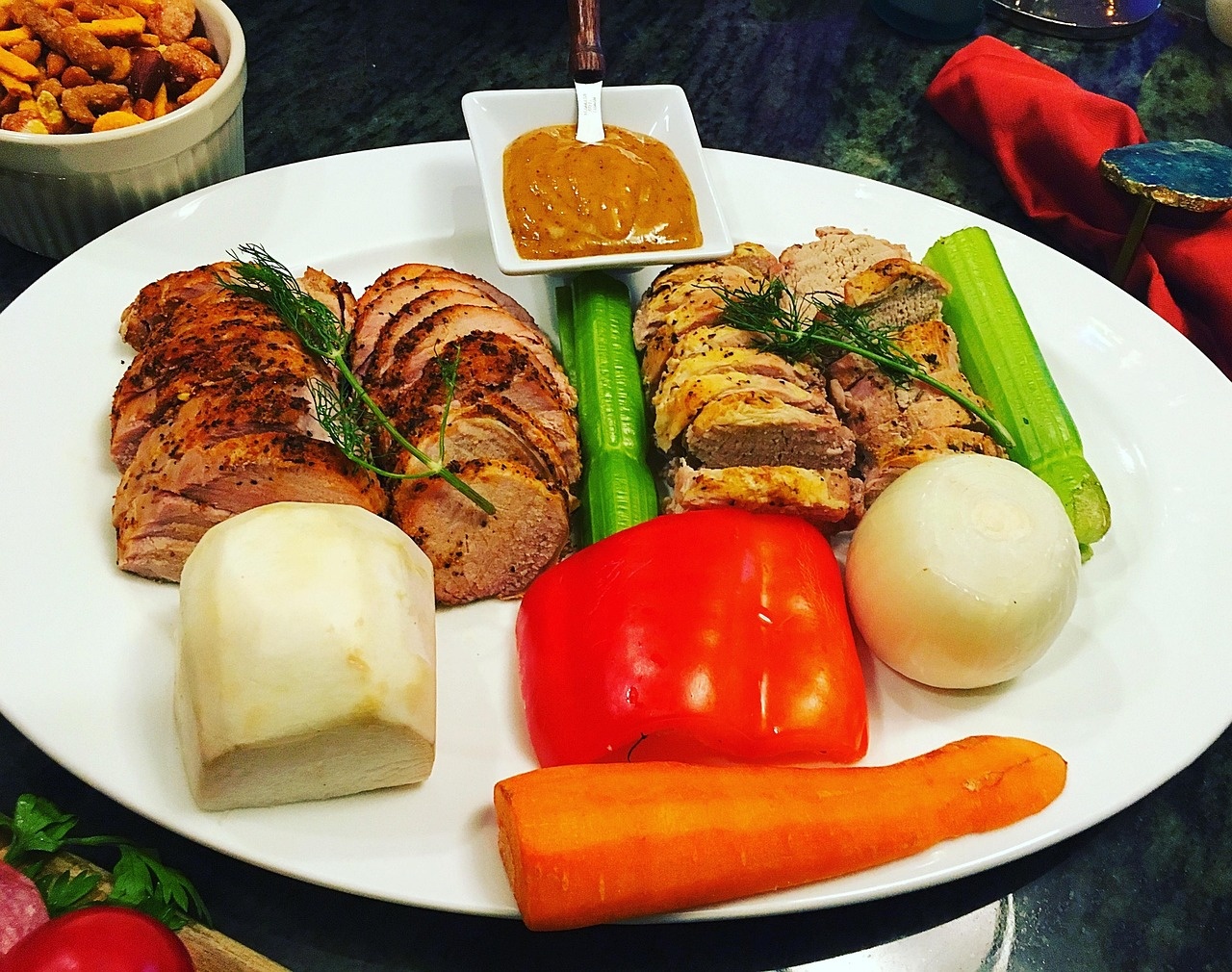 Platte mit Braten und frischem Gemüse