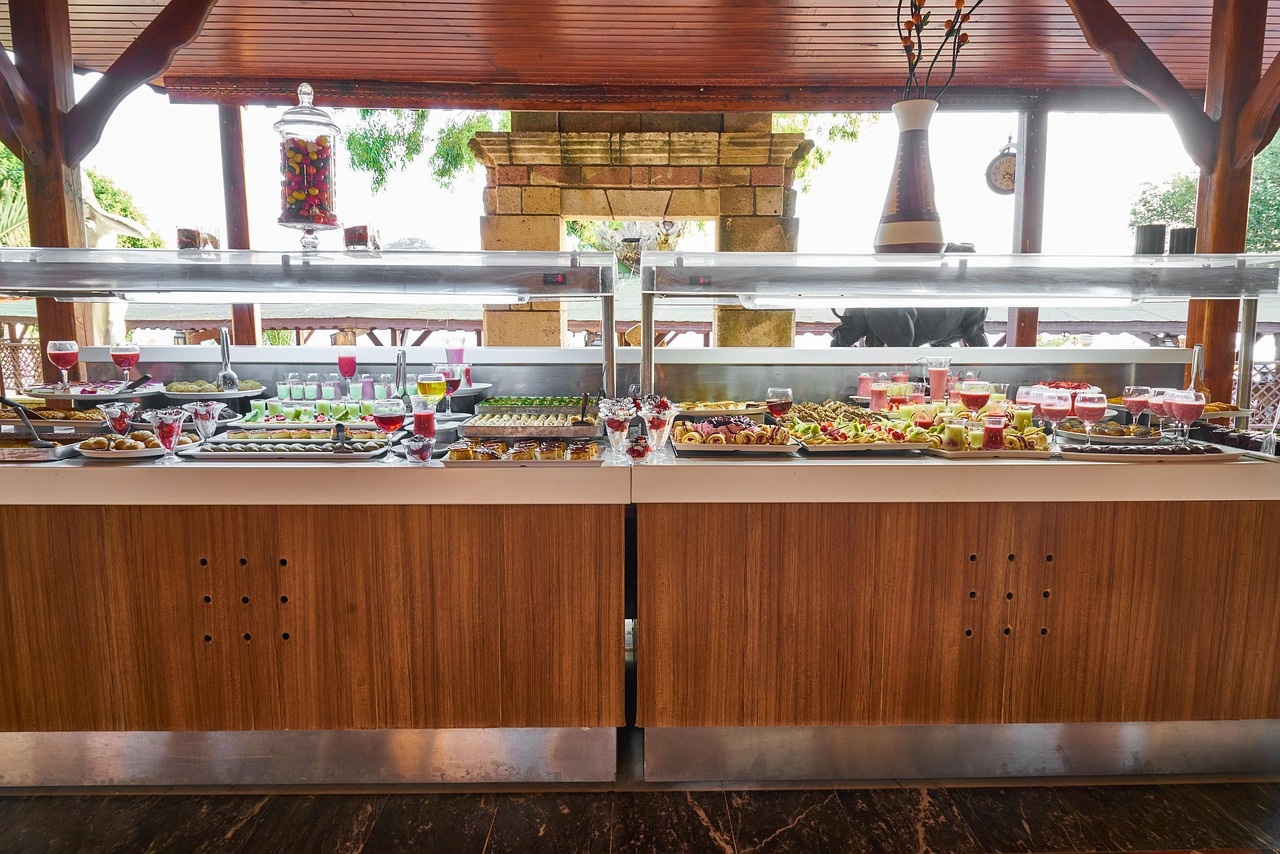 Elegantes Event-Setting mit gedeckter Tafel