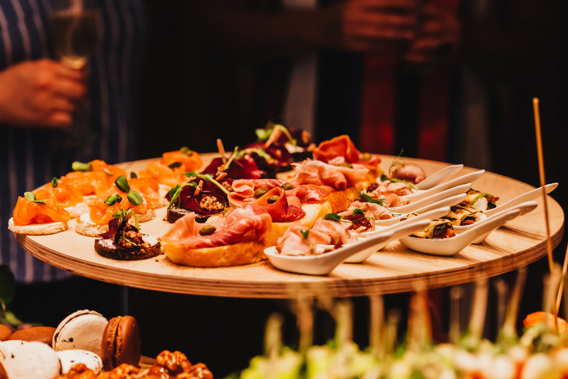 Elegante Catering-Platten mit Käse, Obst und Canapés