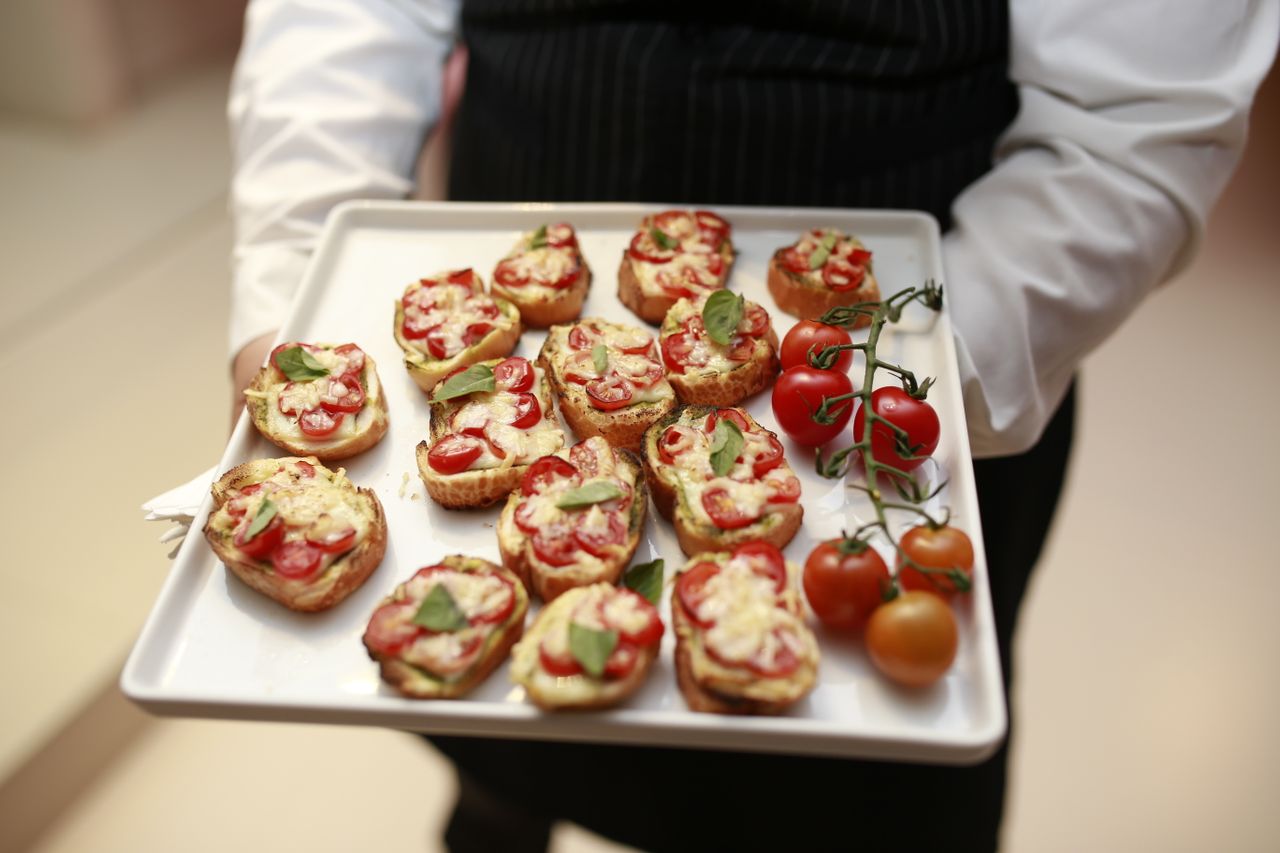 Service mit Bruschetta-Canapés auf Keramiktablett