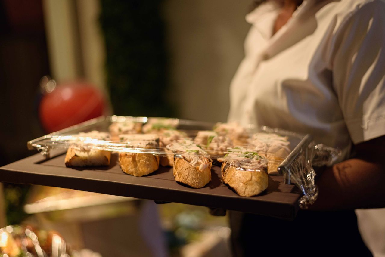 Canapés auf Serviertablett beim Event