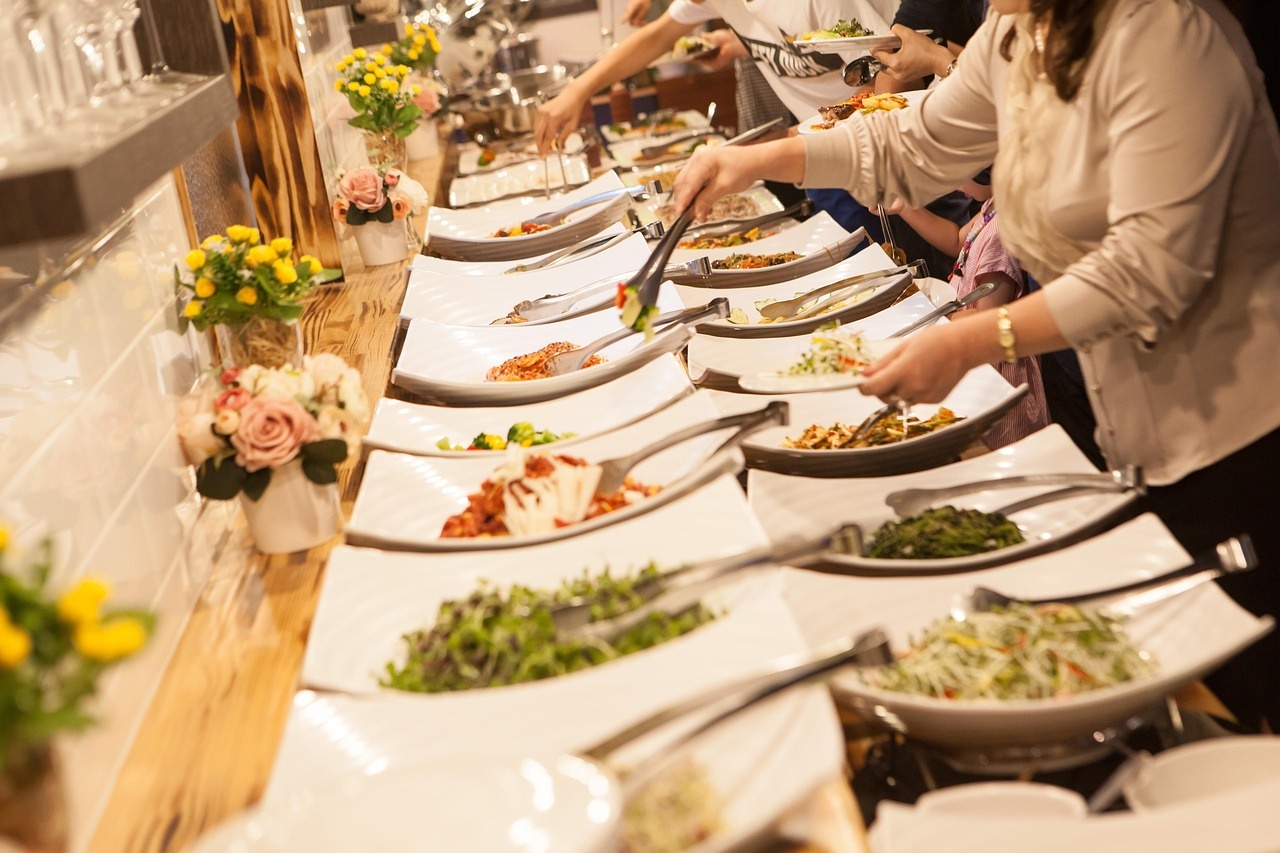 Buffet mit frischen Salaten und Servierplatten